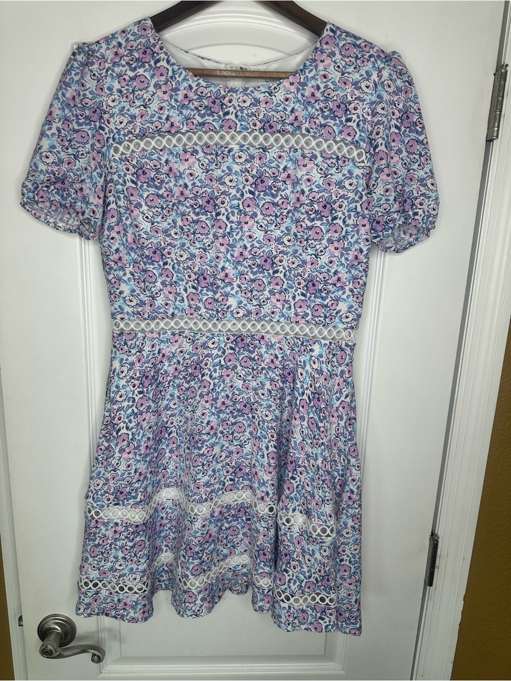 City Vibe Floral Midi Dress W/White Lace Crochet Trim. Size 11.